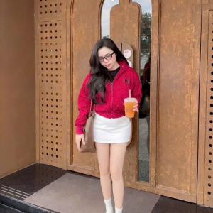 Áo khoác boxy lửng nỉ mềm mịn in logo nổi Nevermore Polime, thời trang hot trend, phong cách năng động, dễ phối quần jean, chân váy, phù hợp nhiều độ tuổi, mang lại sự tự tin và cá tính.