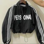 Áo khoác dù lửng nữ croptop phối sọc in chữ Personal Unisex, thiết kế trẻ trung, phong cách đường phố, chống gió, dễ phối đồ, phù hợp đi học, đi chơi, dạo phố, tạo điểm nhấn cá tính cho mọi outfit.