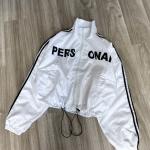 Áo khoác dù lửng nữ croptop phối sọc in chữ Personal Unisex, thiết kế trẻ trung, phong cách đường phố, chống gió, dễ phối đồ, phù hợp đi học, đi chơi, dạo phố, tạo điểm nhấn cá tính cho mọi outfit.