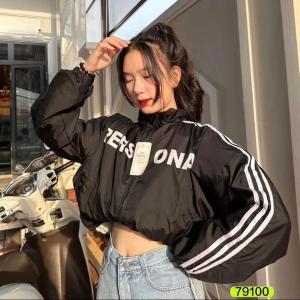 Áo khoác dù lửng nữ croptop phối sọc in chữ Personal Unisex, thiết kế trẻ trung, phong cách đường phố, chống gió, dễ phối đồ, phù hợp đi học, đi chơi, dạo phố, tạo điểm nhấn cá tính cho mọi outfit.