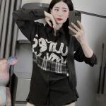 Áo sơ mi cặp vai đùi dây đàn màu trắng đen, thiết kế unisex, phong cách đường phố, dễ phối đồ, phù hợp cho cặp đôi, nhóm bạn, tạo điểm nhấn cá tính và phong cách trẻ trung trong mọi hoàn cảnh.