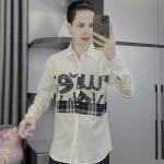 Áo sơ mi cặp vai đùi dây đàn màu trắng đen, thiết kế unisex, phong cách đường phố, dễ phối đồ, phù hợp cho cặp đôi, nhóm bạn, tạo điểm nhấn cá tính và phong cách trẻ trung trong mọi hoàn cảnh.