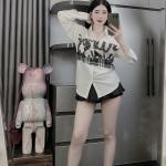 Áo sơ mi cặp vai đùi dây đàn màu trắng đen, thiết kế unisex, phong cách đường phố, dễ phối đồ, phù hợp cho cặp đôi, nhóm bạn, tạo điểm nhấn cá tính và phong cách trẻ trung trong mọi hoàn cảnh.