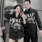 Áo sơ mi cặp vai đùi dây đàn màu trắng đen, thiết kế unisex, phong cách đường phố, dễ phối đồ, phù hợp cho cặp đôi, nhóm bạn, tạo điểm nhấn cá tính và phong cách trẻ trung trong mọi hoàn cảnh.