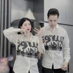 Áo sơ mi cặp vai đùi dây đàn màu trắng đen, thiết kế unisex, phong cách đường phố, dễ phối đồ, phù hợp cho cặp đôi, nhóm bạn, tạo điểm nhấn cá tính và phong cách trẻ trung trong mọi hoàn cảnh.