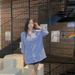 Áo sơ mi kẻ sọc nữ form rộng Hàn Quốc, thiết kế basic, thêu logo mặt cười, chất liệu cotton cao cấp, thoáng mát
