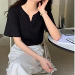 Áo thun nữ cổ xẻ cotton mềm mịn, phong cách Hàn Quốc, trẻ trung, dễ phối đồ, phù hợp đi học, đi chơi, dạo phố, tạo điểm nhấn cá tính cho outfit hàng ngày.