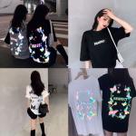 Áo thun phản quang xích bướm unisex, chất liệu cotton cao cấp, form rộng rãi, dễ phối đồ, nổi bật khi chụp flash, phù hợp giới trẻ yêu thích streetwear.