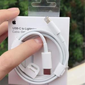 Cáp Sạc Nhanh 20W Type-C to iPhone Full Hộp Zin Linh Kiện, hỗ trợ PD sạc nhanh, dòng điện 3A/2A ổn định, dây dài 1m hoặc 2m, chất liệu TPE/PVC bền bỉ, màu trắng sang trọng, truyền dữ liệu tốc độ cao, mang lại trải nghiệm sạc nhanh an toàn và tiện lợi