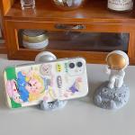 Giá đỡ điện thoại phi hành gia trang trí bàn, chất liệu gốm + nhựa tổng hợp cao cấp, màu trắng/vàng sang trọng, thiết kế độc đáo hình astronaut, vừa tiện lợi vừa làm decor, phù hợp học tập, làm việc, xem phim, quà tặng dễ thương cho bạn bè và người t