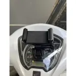 Kẹp điện thoại dán mặt đồng hồ xe máy, đế chờ tháo lắp tiện lợi, băng dính 3M siêu chắc, thân kẹp có ốc điều chỉnh góc nhìn, đệm mút chống trầy, phù hợp smartphone 5.5–8.5cm, tương thích camera GoPro, chống rung, chống rơi ngã.