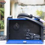 Máy hàn Riland MIG 135E, công nghệ IGBT tiên tiến, hàn không khí với dây thuốc tự bảo vệ, công nghệ Synergy dễ điều chỉnh, hoạt động ổn định trong phạm vi điện áp 187–253V, thiết kế nhỏ gọn kèm dây đeo, bảo hành chính hãng 12 tháng