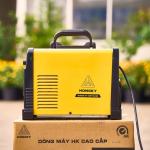 Máy Hàn Hồng Ký HKM160D Chính Hãng, Công Suất 160A Mạnh Mẽ, Inverter Tiết Kiệm Điện, Màn Hình LED Dễ Điều Chỉnh, Chống Giật VRD An Toàn, Hot Start ARC Force, Thiết Kế Nhỏ Gọn Tay Xách, Hàn Que 4.0mm Ổn Định, Mối Hàn Chuyên Nghiệp Đẹp Lung Linh, Phù H