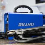 Máy hàn mini RILAND MMA 200E, công nghệ Richip + IGBT, dòng 40-140A, hàn que Ø1,6-3,2mm, nhẹ 2kg, chống dính que, tản nhiệt thông minh, thích hợp hàn di động & công trình