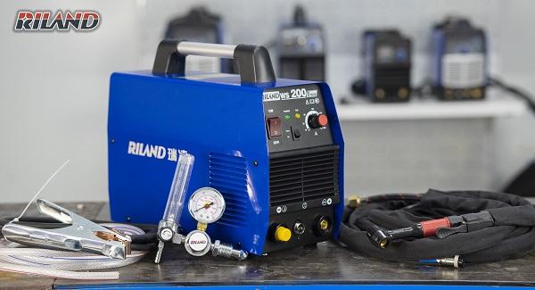 Máy hàn Riland WS 200S TIG & MMA 10-200A cho thợ cơ khí, hiệu suất cao, khởi hồ quang ấn tượng, màn hình LED hiển thị dòng hàn rõ rệt, tiết kiệm điện, mối hàn đẹp – lý tưởng cho xưởng và công trình