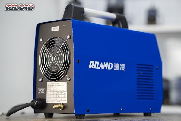 Máy hàn Riland WS 200S TIG & MMA 10-200A cho thợ cơ khí, hiệu suất cao, khởi hồ quang ấn tượng, màn hình LED hiển thị dòng hàn rõ rệt, tiết kiệm điện, mối hàn đẹp – lý tưởng cho xưởng và công trình