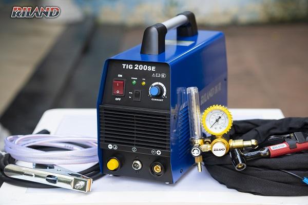 Máy hàn TIG Riland 200SE, dòng 10-160A, công nghệ Mosfet 8 + 8, hàn nhôm & inox, trễ khí 2,5/5s, nhẹ 4,3kg, vỏ kim loại chắc chắn, hoạt động ổn định khi điện áp thấp — lý tưởng cho công trình & cửa inox