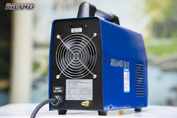 Máy hàn TIG Riland 200SE, dòng 10-160A, công nghệ Mosfet 8 + 8, hàn nhôm & inox, trễ khí 2,5/5s, nhẹ 4,3kg, vỏ kim loại chắc chắn, hoạt động ổn định khi điện áp thấp — lý tưởng cho công trình & cửa inox