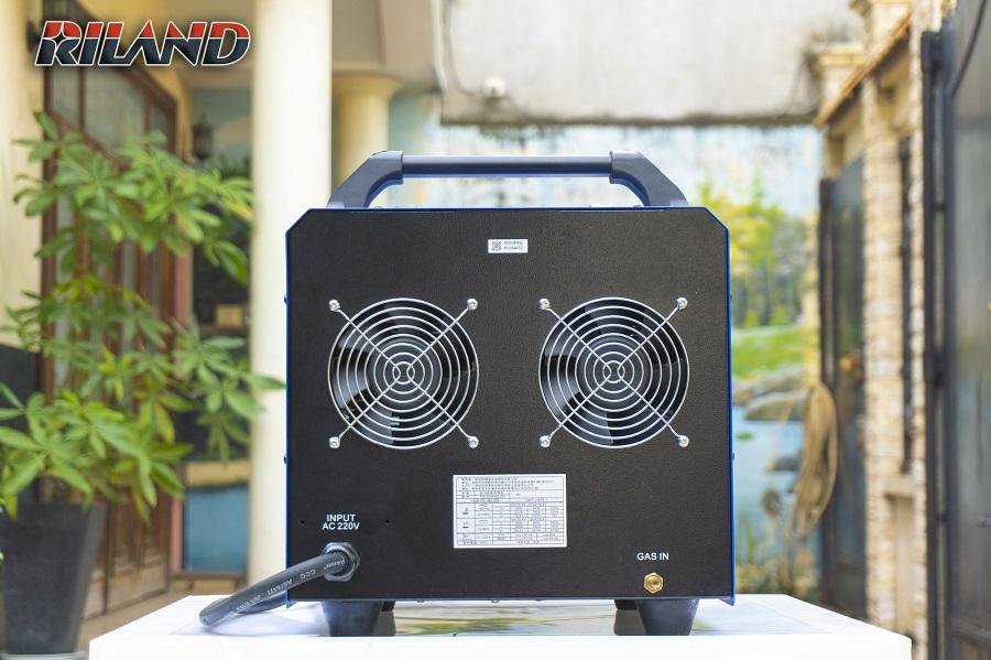 Máy hàn TIG RILAND 250PAC/DC, chế độ TIG xung + AC/DC + que, điều chỉnh tần số & độ rộng xung, cân bằng AC, khí trễ, bảo vệ quá nhiệt, tản nhiệt hiệu quả, mối hàn ổn định & sáng đẹp — lý tưởng cho thợ inox & nhôm
