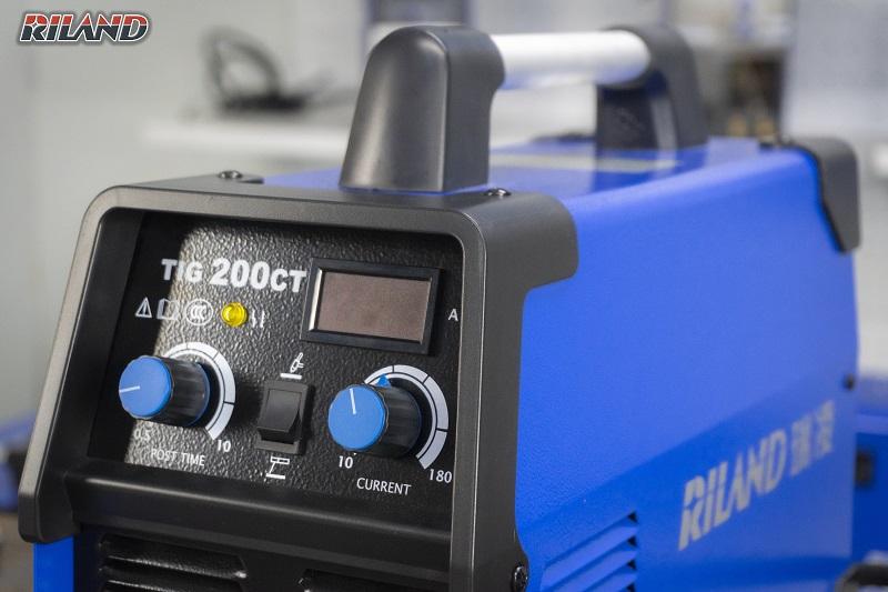 Máy hàn TIG RILAND TIG 200CT, MOS inverter DC, hỗ trợ hàn que MMA, công suất nhỏ gọn, tản nhiệt 4 khe, điều chỉnh thời gian khí trễ, khởi hồ quang HF ổn định — mối hàn chắc & sắc